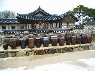 韓国のキムチを貯蔵する瓶